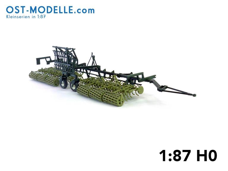 Preview: Koppelwagen T890 A01 Bodenbearbeitung 2 Feingrubber B231 Transportstellung siena